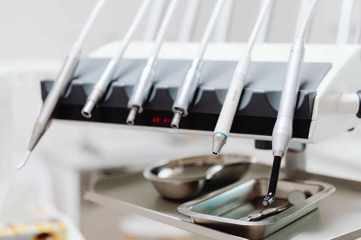 Instrumentos organizados e esterilizados — cada procedimento com material próprio.